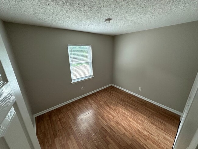 Building Photo - 4630 Woodside Dr