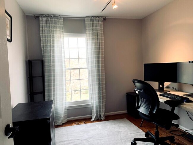 Building Photo - 700 Leister Dr