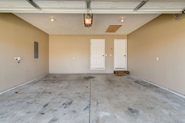 Building Photo - Beautiful all brick 3 bed 2 bath house in ...