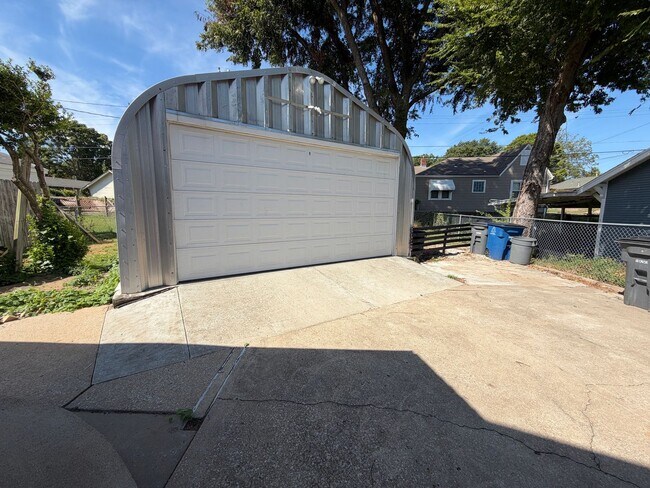 Building Photo - 1208 S Florence Pl