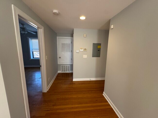Building Photo - 6442 N Leavitt St