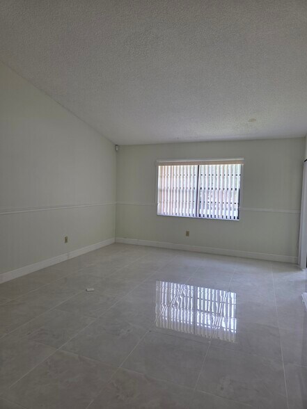 Building Photo - 1611 Cabot Ln