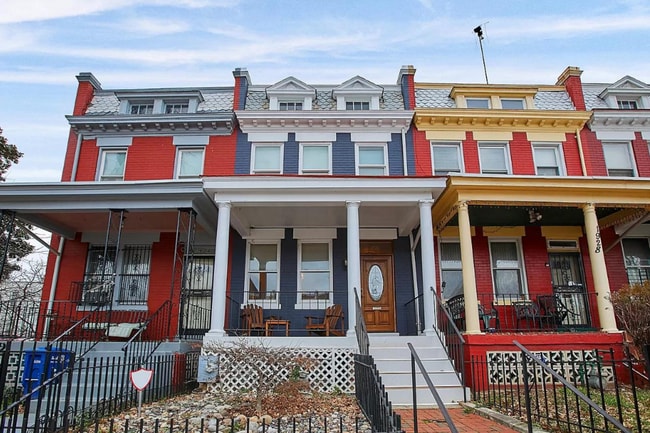 Primary Photo - 3 level townhouse w 2br 2.5ba, parking spo...