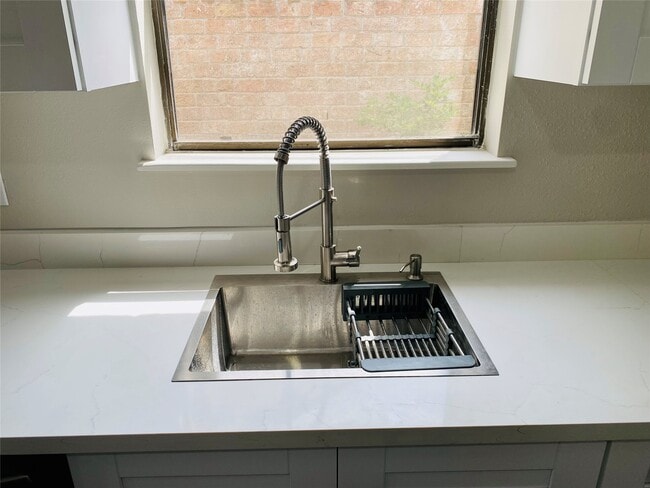 Building Photo - 2819 Colony Dr