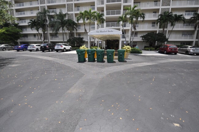 Building Photo - 3510 Oaks Way