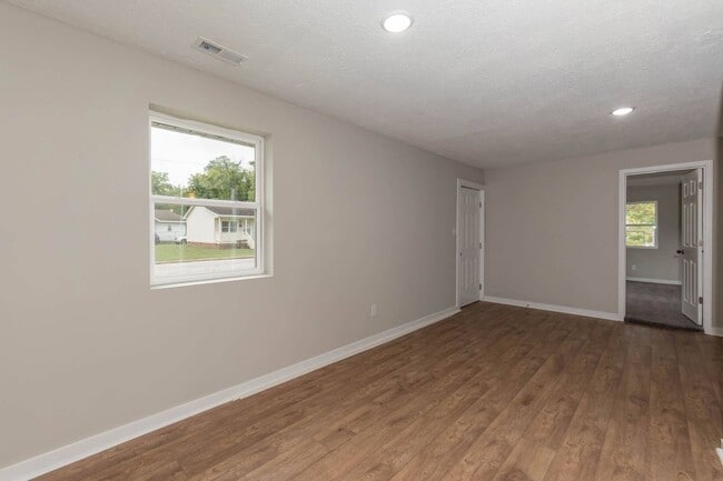 Building Photo - Beautiful Single Family Home!