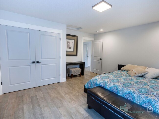 Building Photo - Fully Furnished Lake Oswego Gem!!!!