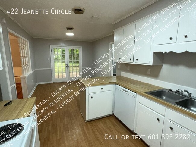 Building Photo - 422 Jeanette Cir