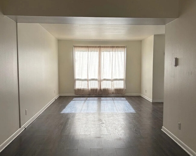 Building Photo - 4300 Eastridge Dr