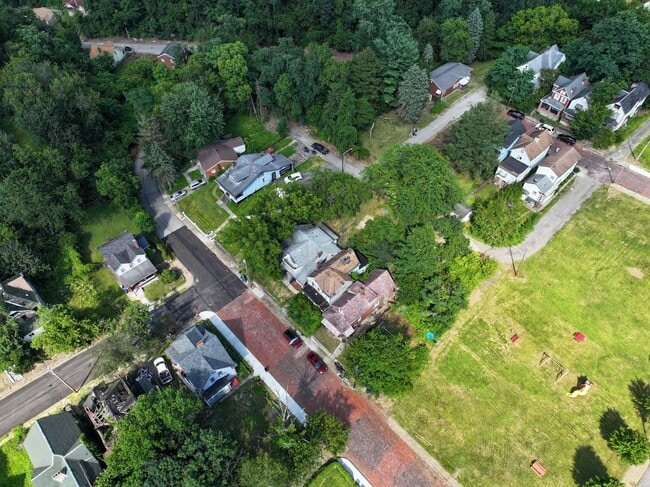 Building Photo - Renovated Large 4 Bedroom House in McKeesp...