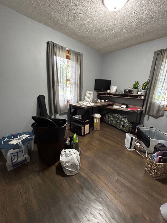 Building Photo - 5 Bedroom 3 Bathroom House in Weigent Hogan!