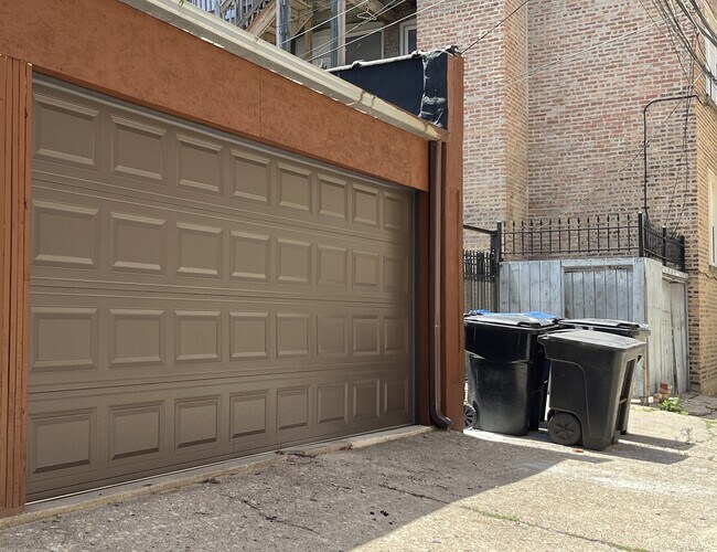 Building Photo - 1630 W Thorndale Ave