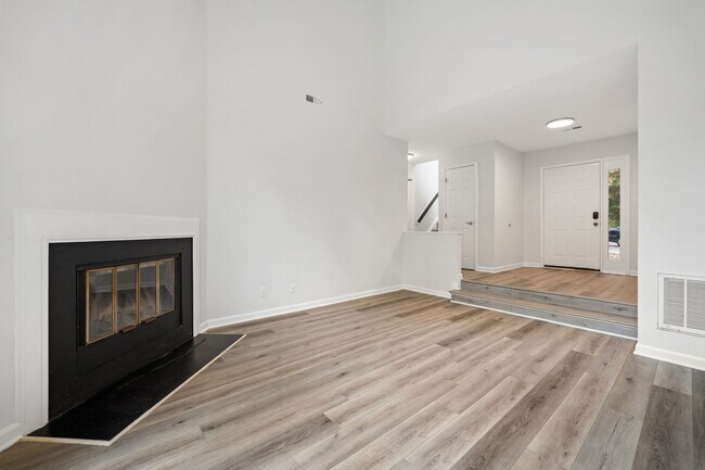Building Photo - 3BR/2.5BA Townhome in Prime Durham/Chapel Hill Location!