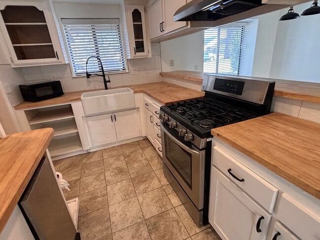 Building Photo - Beautiful Stallion Springs Home With A View!