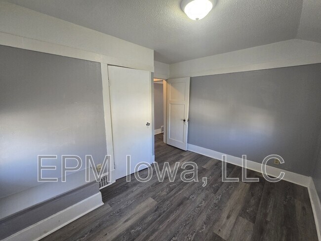 Building Photo - 1001 1/2 Randolph St