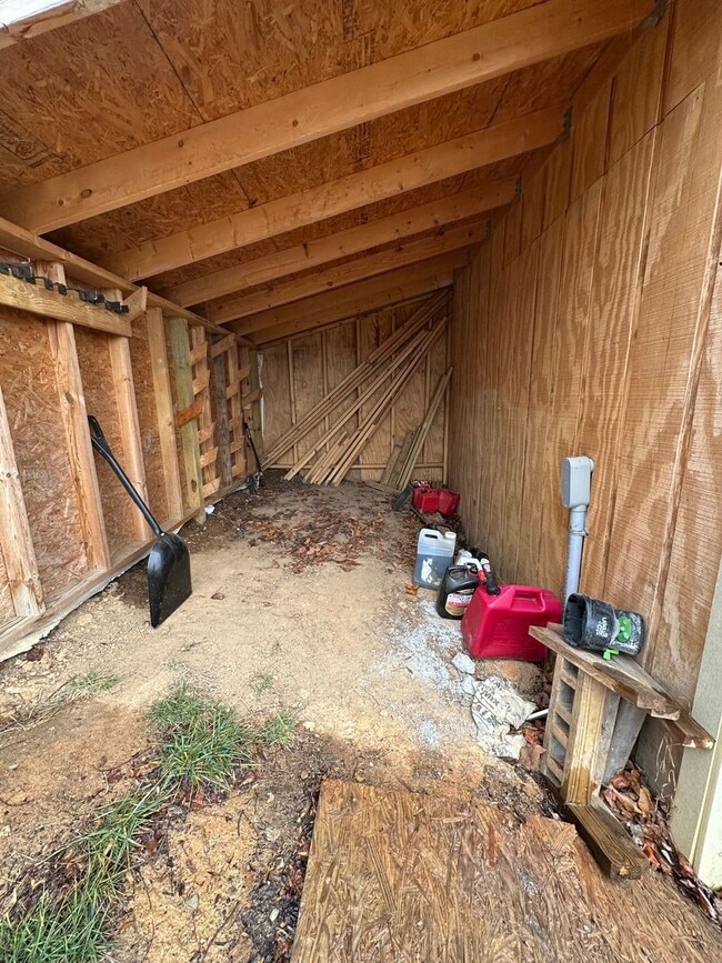 Building Photo - 4 Bedroom/3 Bathroom House in Piney Flats, TN