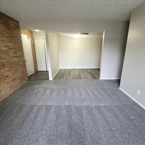 Building Photo - 1103 W Maple St