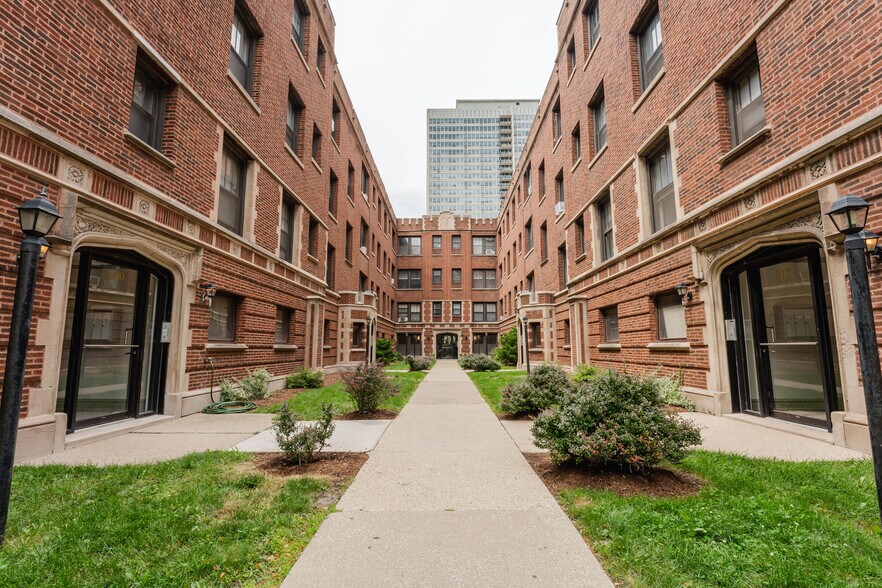 Building Photo - 520 W Cornelia Ave