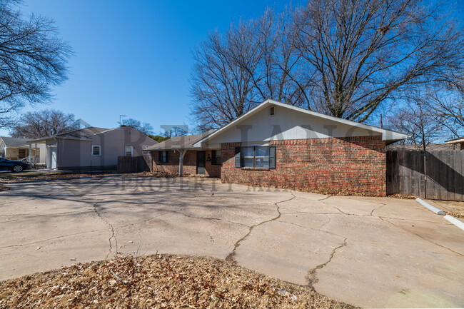 Building Photo - 1817 S Glendale St