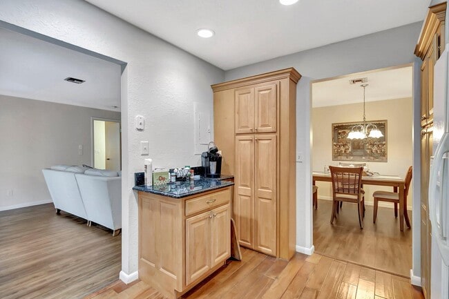 Building Photo - 5840 Summerfield Ct