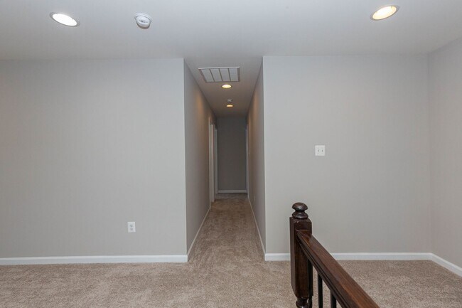 Building Photo - 5 Bed, 4.5 Bath Single Family Home in Step...