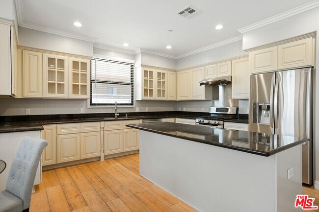 Building Photo - 730 S Marengo Ave