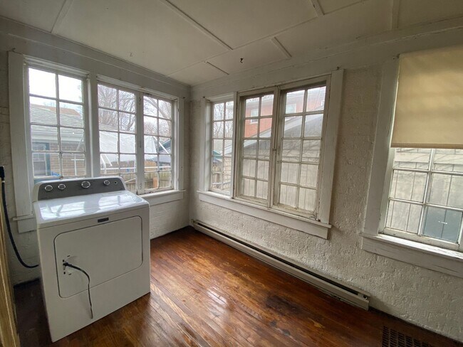 Building Photo - Spacious 3 Bedroom Home w/ 3 Full Baths