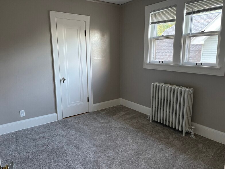 Master bedroom with walk in closet - 3028 S 47th St