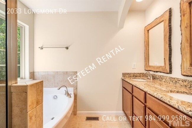 Building Photo - 2033 Longmont Dr