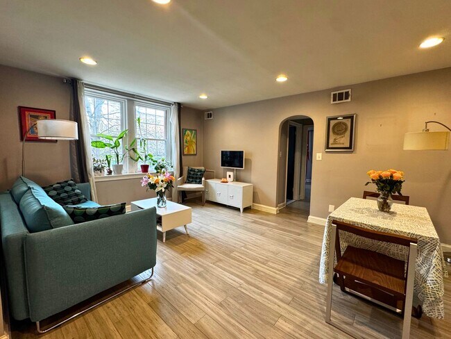 Building Photo - Modernized Fully Furnished 1BR, 1BA Condo at Arbors of Arlington