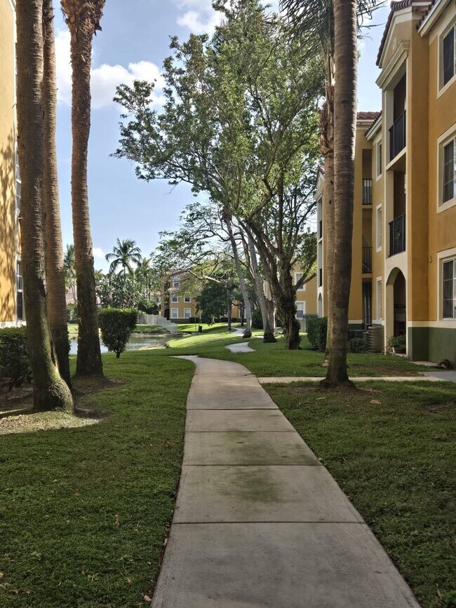 Building Photo - RESORT STYLE, BEAUTIFUL 2 BEDROOM AND 2 BATHROOMS ON THE TOP FLOOR