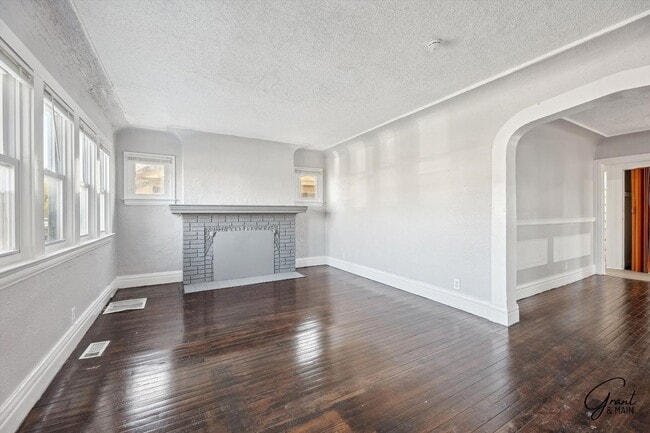 Building Photo - 3 bedroom 2 bath $1375