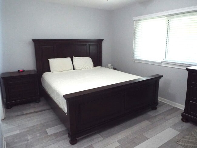 Building Photo - 1921 Stanford Dr