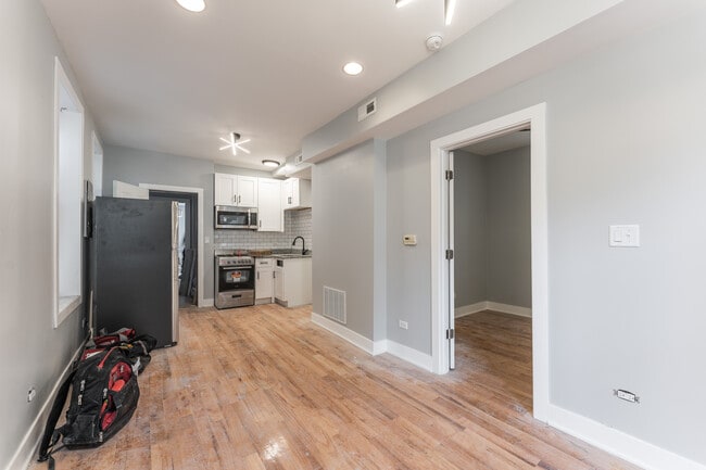 Building Photo - 1622 W Beach Ave