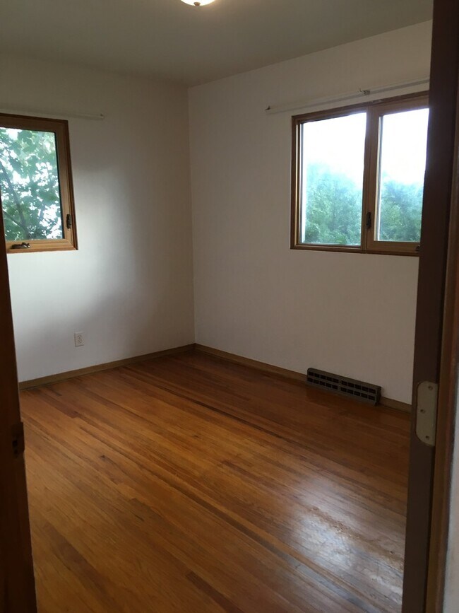Building Photo - 3 Bedroom, 1 Bath Single Family Home locat...
