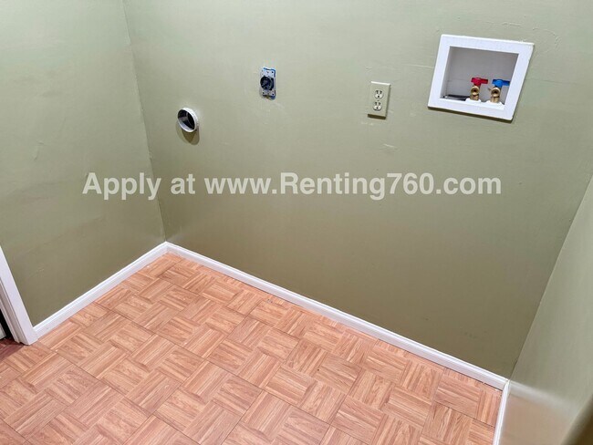 Building Photo - 2 Bed 2 Bath Near Military Base!