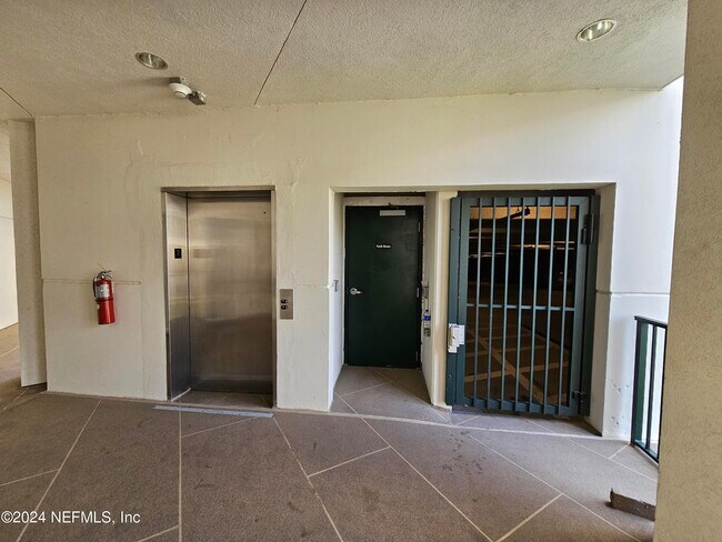 Building Photo - 1661 Riverside Ave