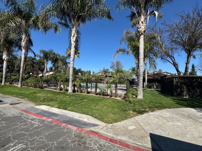 Building Photo - 1190 S Winery Ave