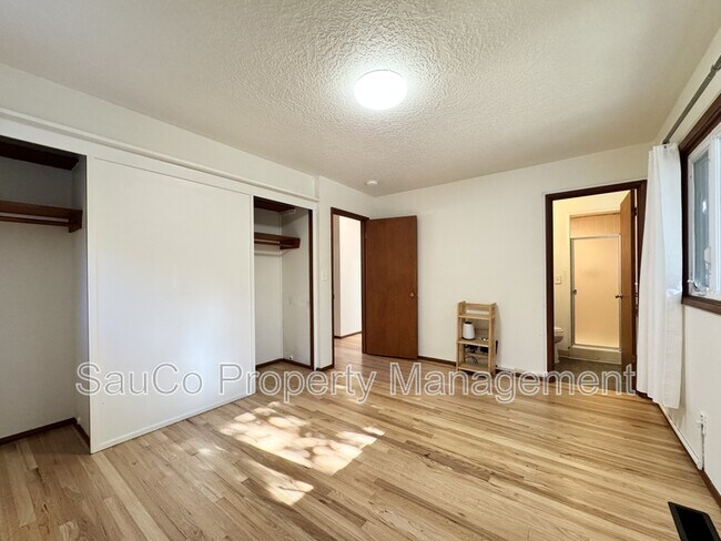 Building Photo - 4751 SW 53rd Ave