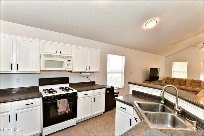Building Photo - 10937 Northview Dr