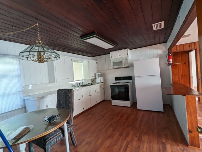 Building Photo - Lovely 2/1 home with beautiful natural wood interior