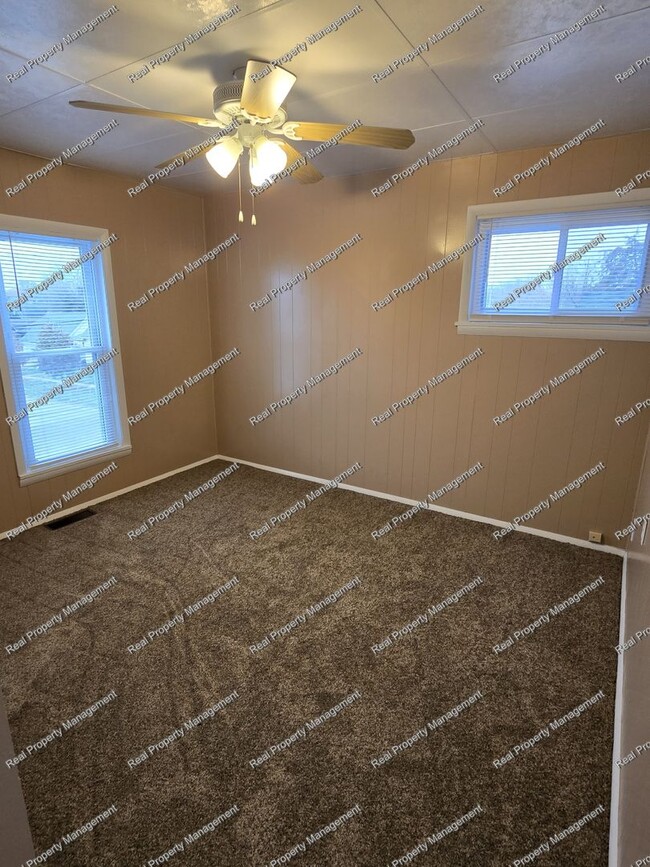 Building Photo - 2 Bedroom 2nd Floor Apartment