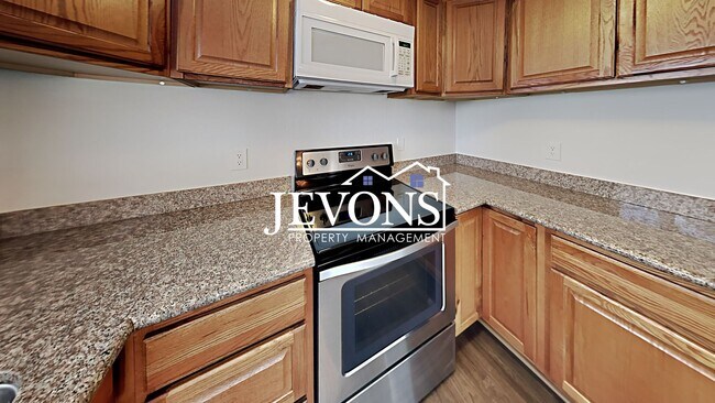 Building Photo - Charming duplex in a walkable location near the University of Puget Sound