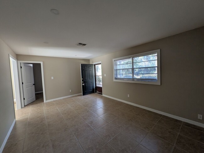 Building Photo - Crystal River 3/2/1 located near US 19 and...