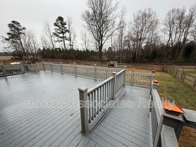 Building Photo - 285 Lennie Smith Rd
