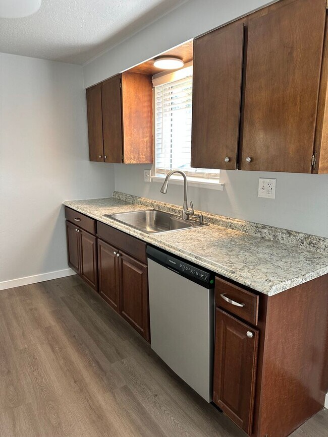 Building Photo - Updated 2-Bedroom 1 Bathroom Near Whitewat...