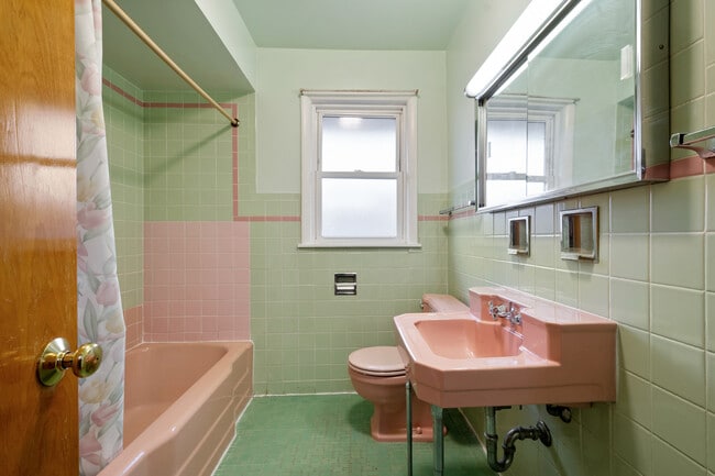 Building Photo - 5840 N Kimball Ave