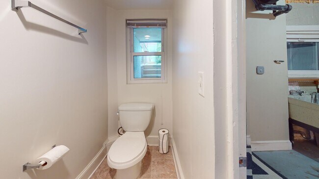 Building Photo - Spacious Three Bedroom Home W/Backyard, Ba...