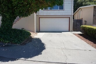 Building Photo - 142 El Poco Pl
