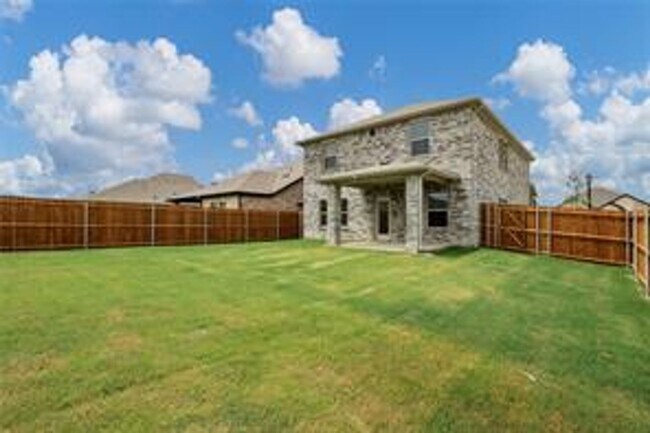 Building Photo - Spacious 3BR/2.5BA Home Near Parks, Dining & Community Pool